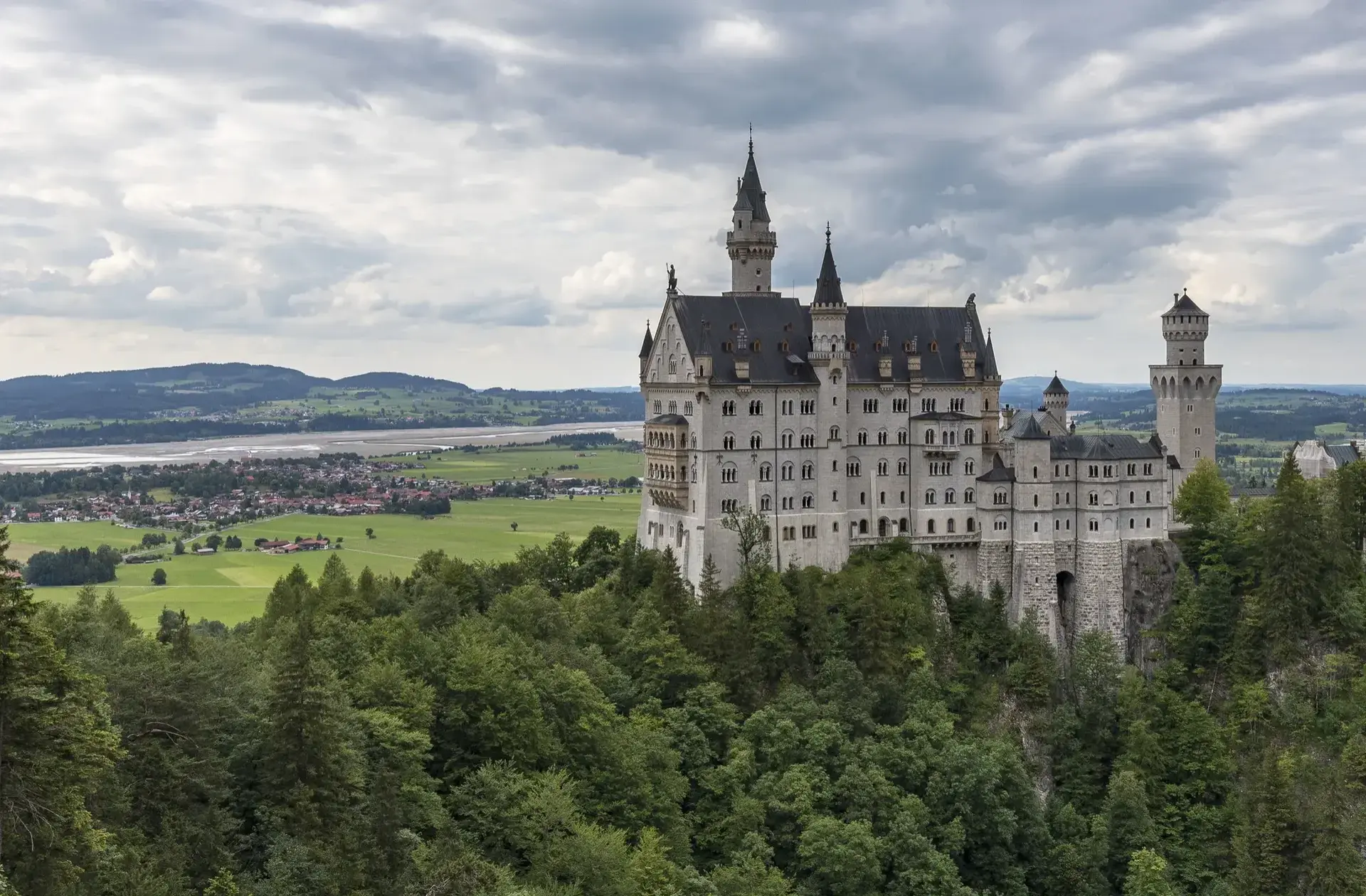 Privatflug über einer deutschen Schlosslandschaft