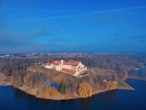 Flusslandschaft mit historischen Orten aus der Luft