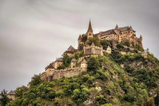 Historische Burganlage aus der Luft