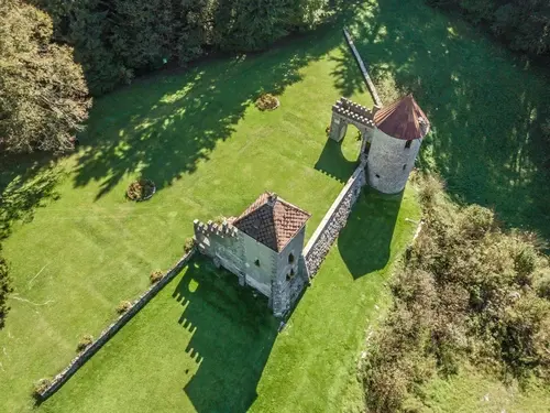 Flug über grüne historische Kulturlandschaft